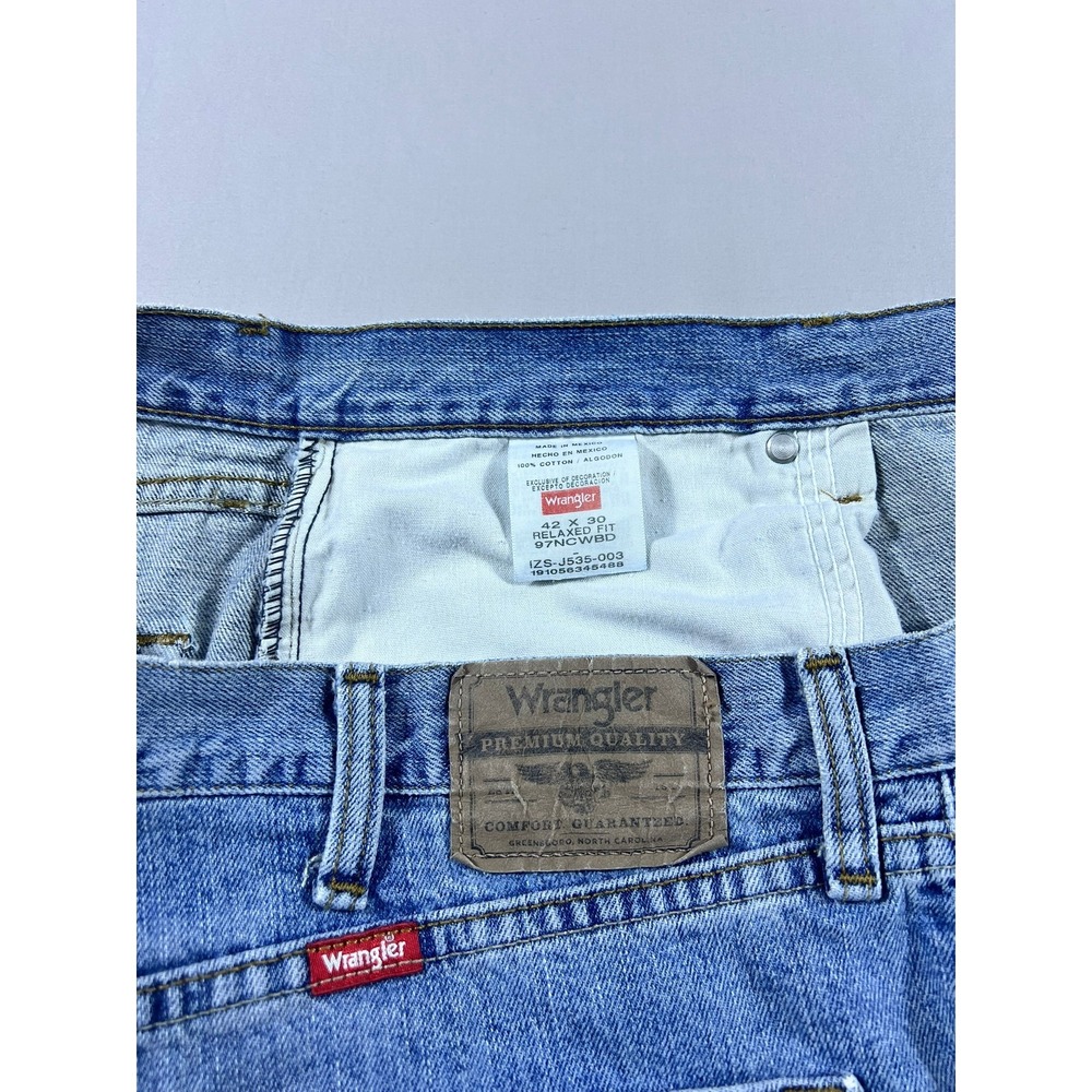 Wrangler Premium Quality Relaxed Fit Blue Jeans Men's 42x30 Light Wash - Picture 16 of 16